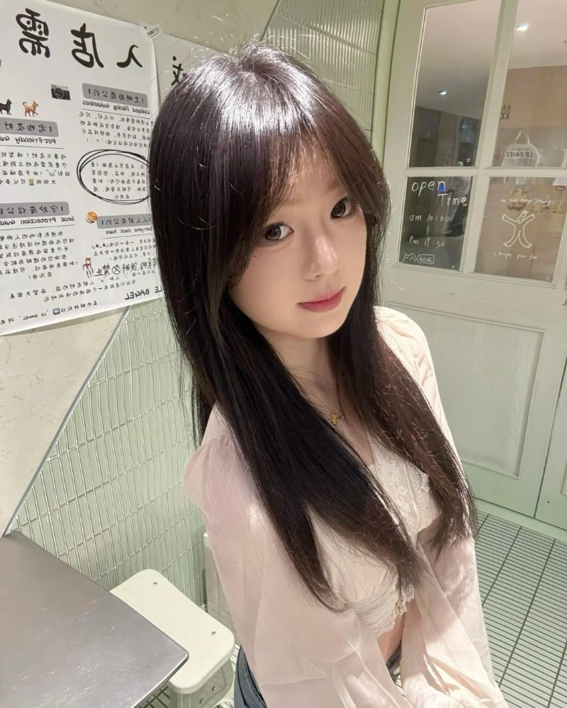 Cô gái tóc đen dài chụp ảnh trong phòng sáng