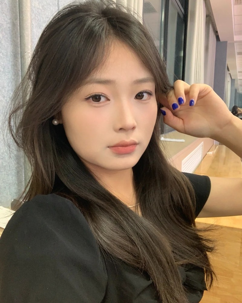 Cô gái đứng ngoài trời với ánh nắng nhẹ