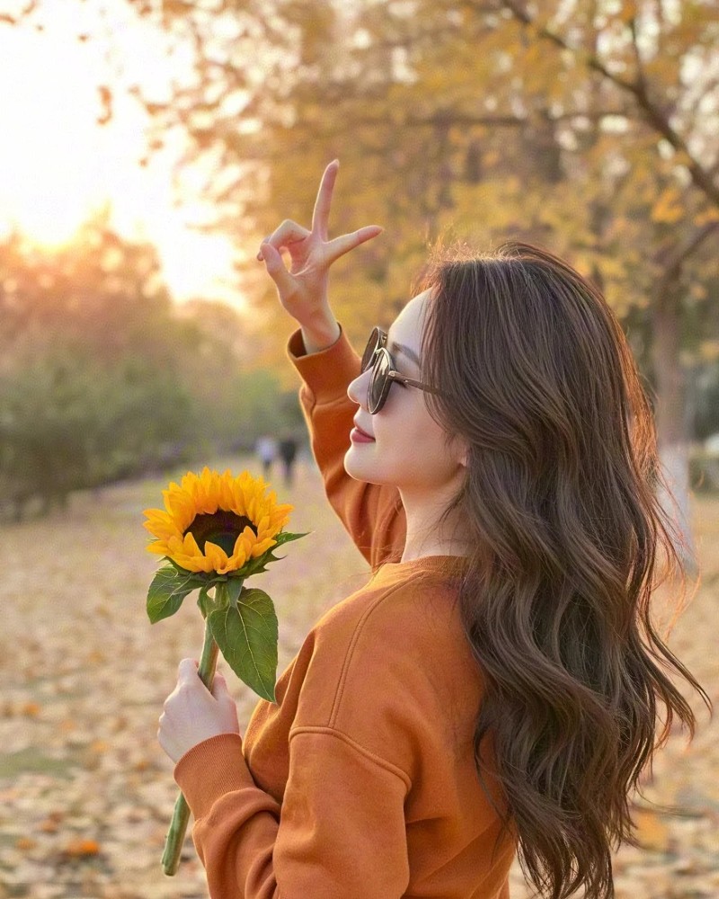 Cô gái Trung Quốc cười tươi bên vườn hoa