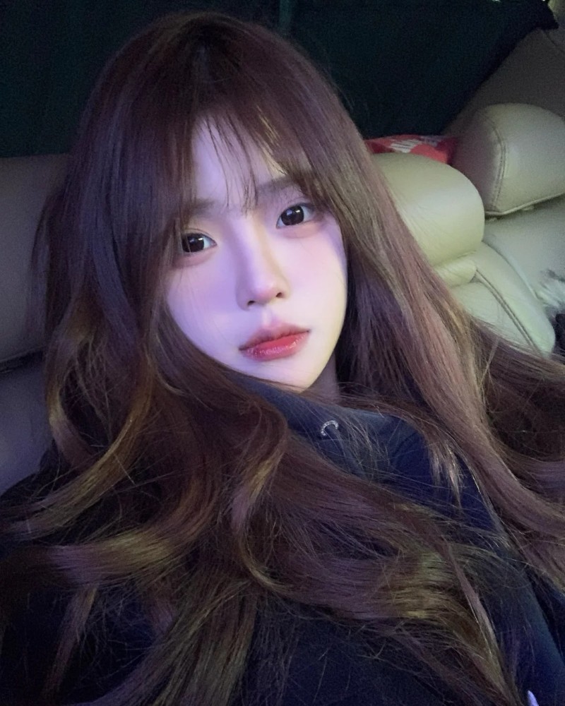 Cô gái trẻ chụp ảnh trong phòng với ánh sáng ấm