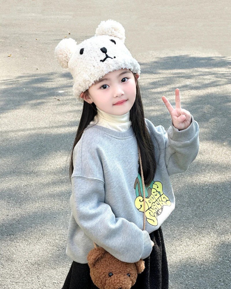 Cô gái đội mũ len trắng cầm hoa tạo dáng đáng yêu