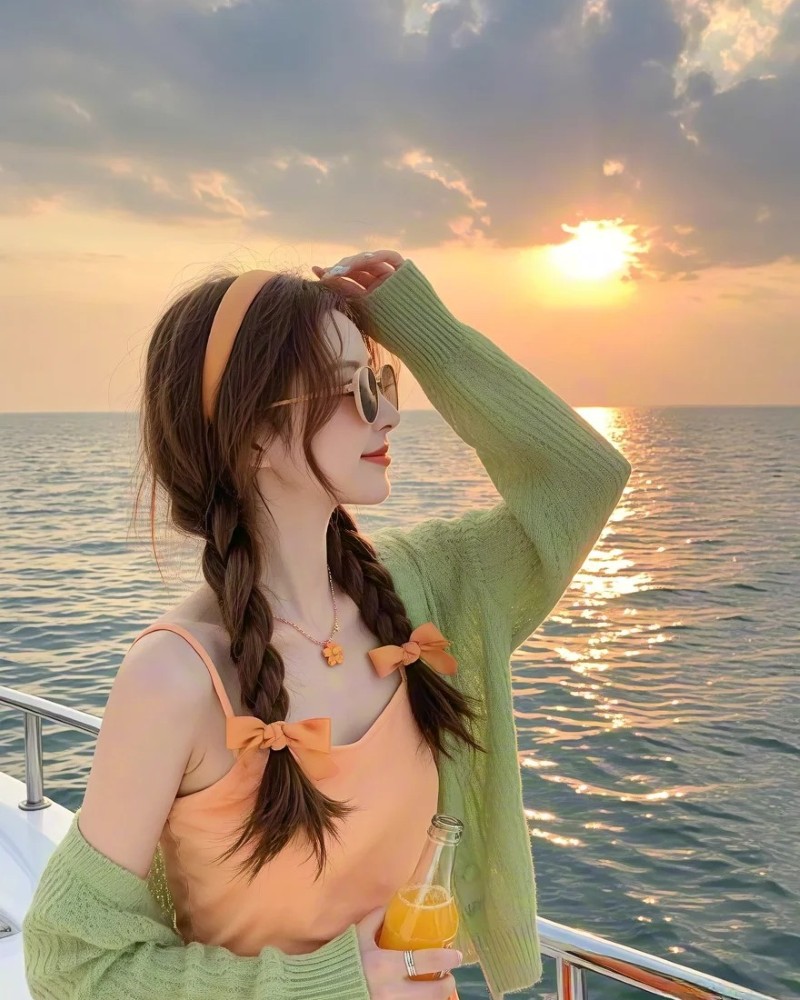 Cô gái tạo dáng giữa biển hồ khi hoàng hôn