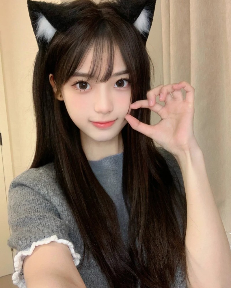 Cô gái tóc dài cười nhẹ khi selfie