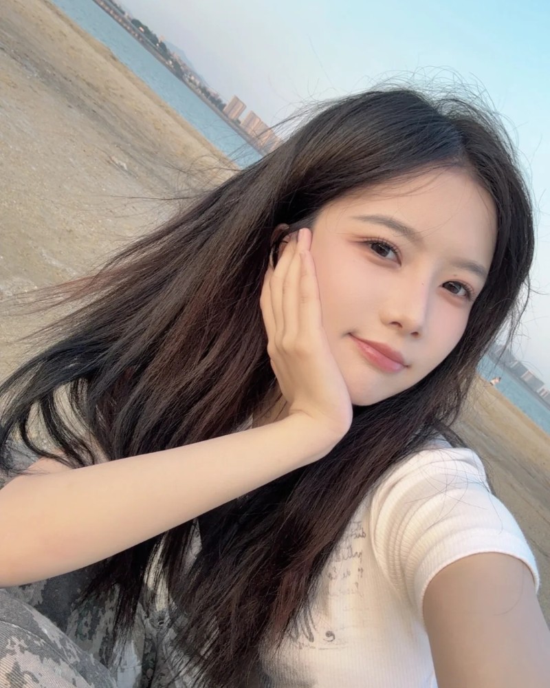 Cô gái ngồi tạo dáng nhẹ nhàng