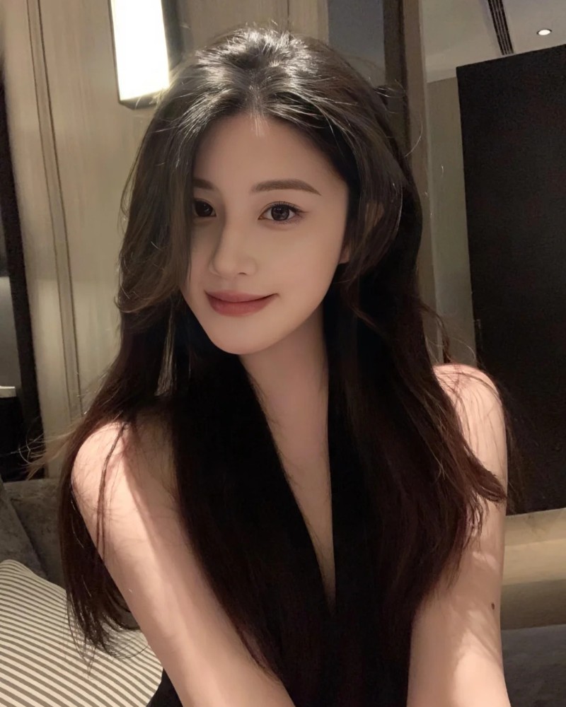 Cô gái tóc dài đen chụp ảnh trong phòng