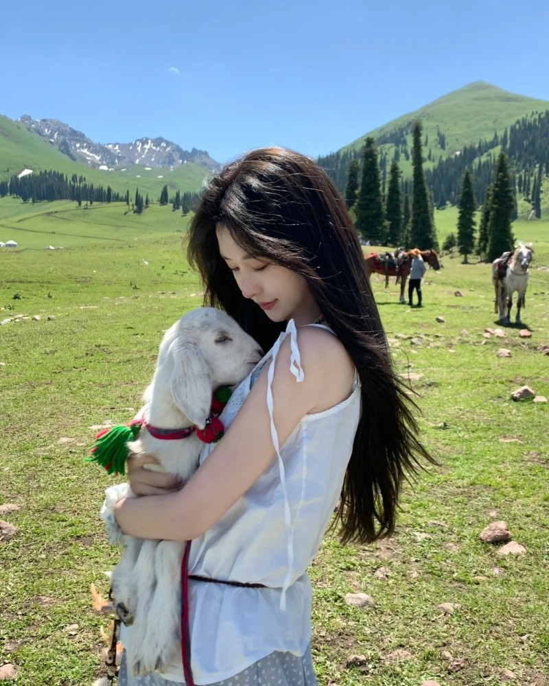 Cô gái tạo dáng thư thái ở công viên thành phố