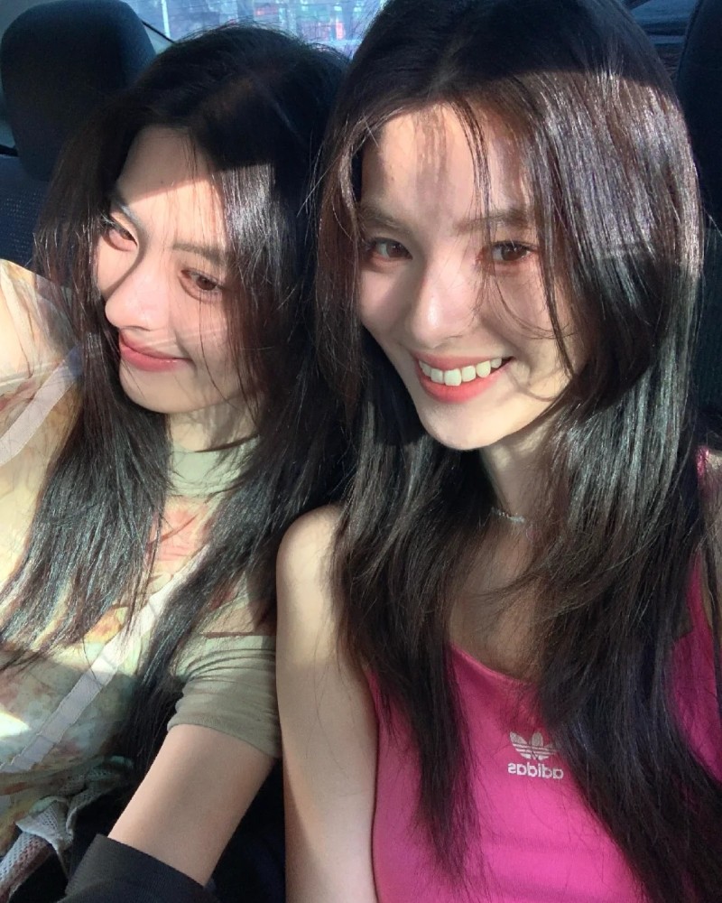 Cô gái ngồi tạo dáng nhẹ nhàng trên ghế sofa