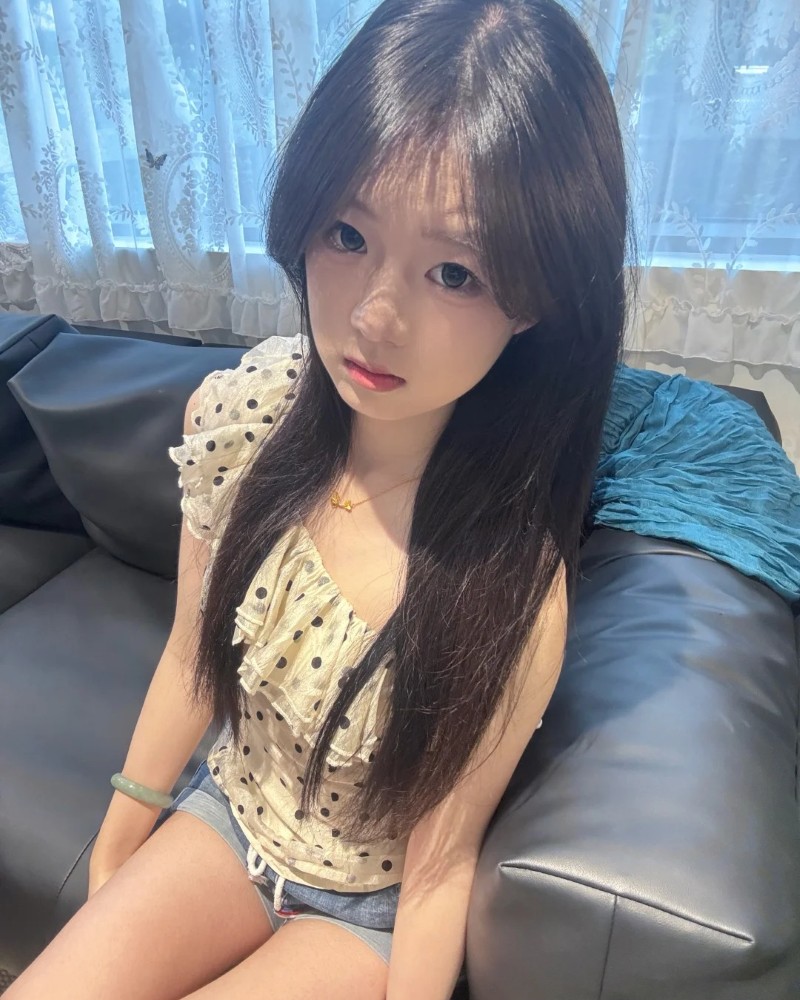 Cô gái diện áo khoác be chụp ảnh buổi chiều