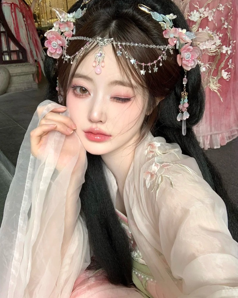 Cô gái diện áo sát nách cười nhẹ khi selfie