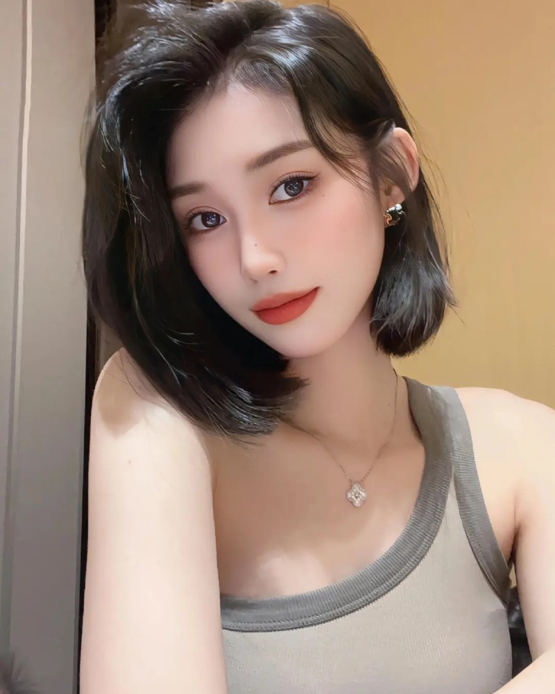 Cô gái selfie trong phòng 