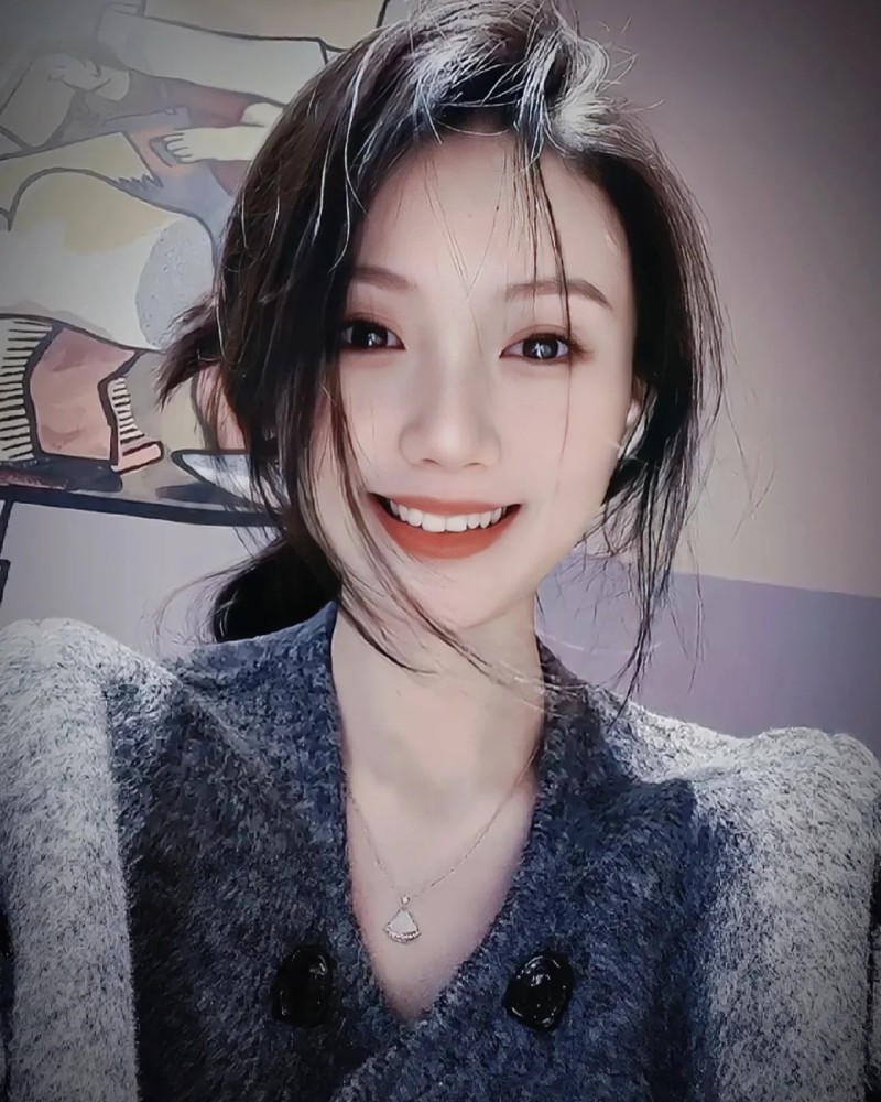 Ảnh Gái Xinh Trung Quốc chụp với áo len xám mỉm cười