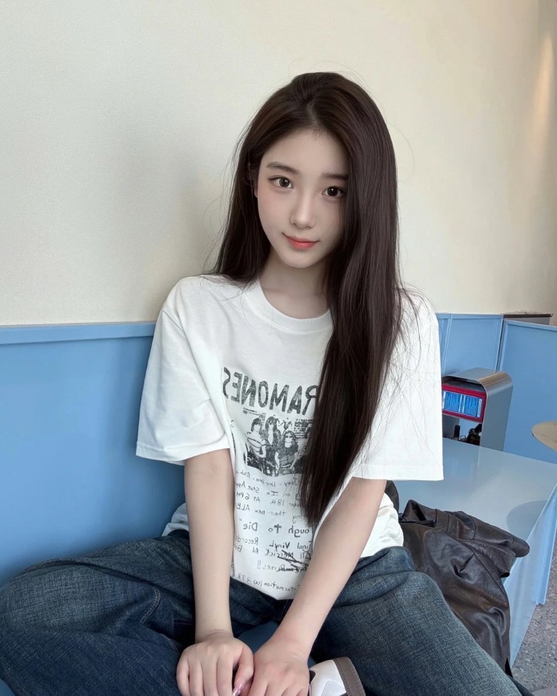 Cô gái ngồi tạo dáng nhẹ nhàng trên ghế 