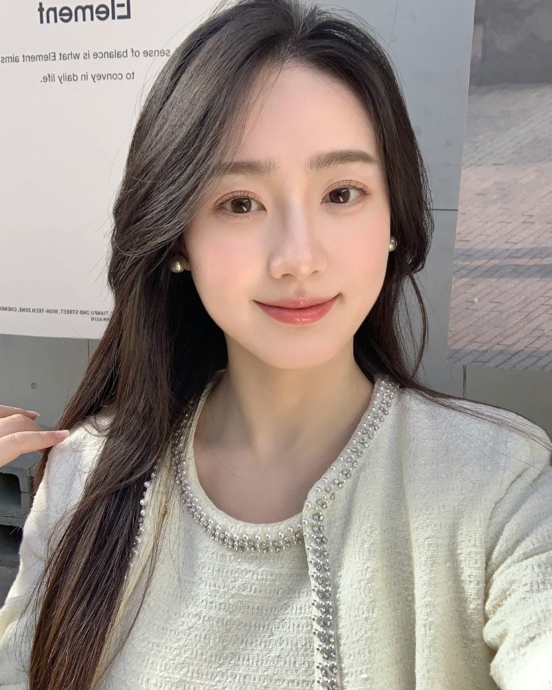 Cô gái Trung Quốc selfie với ánh sáng tự nhiên