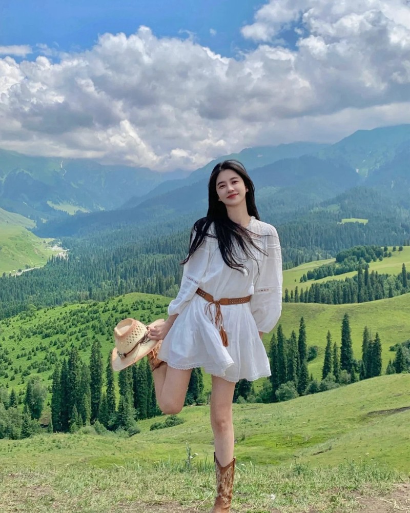 Ảnh Gái Xinh Trung Quốc mặc váy trắng tạo dáng nhẹ trong thiên nhiên
