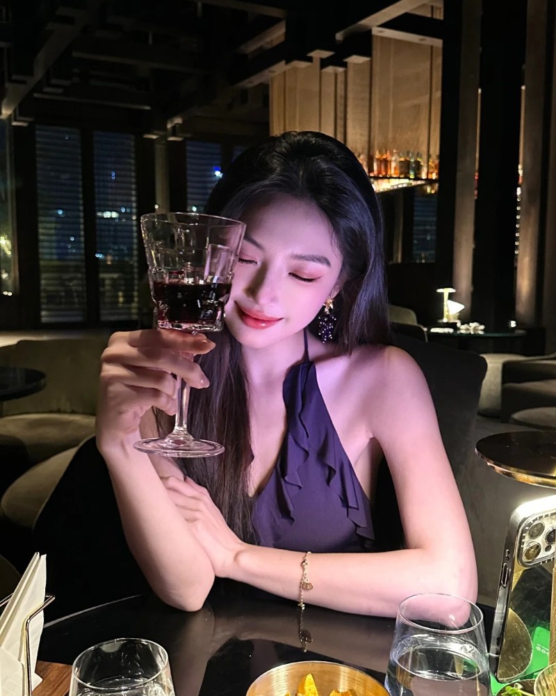 người đẹp uống rượu tạo dáng