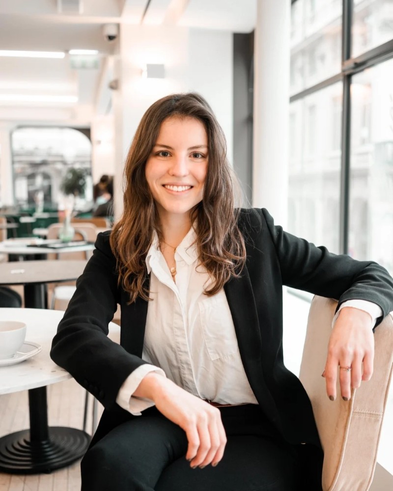 Cô gái tạo dáng trong không gian trong nhà hiện đại