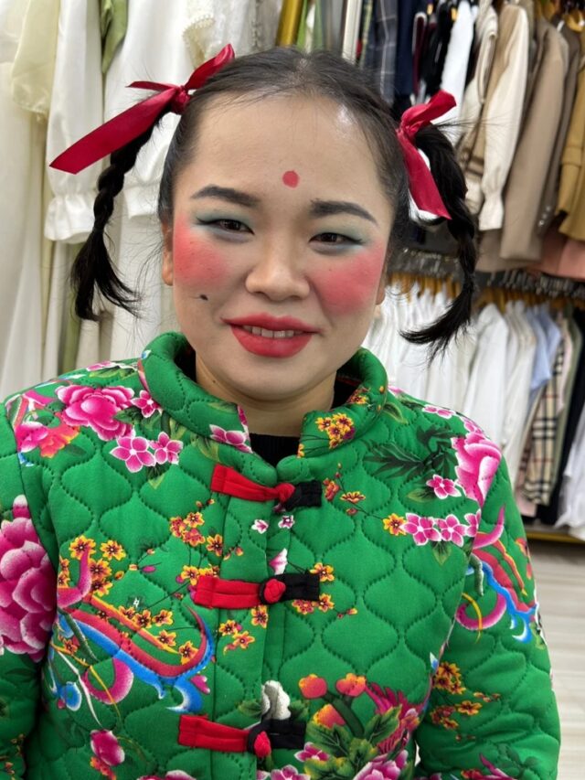 ảnh gái mặc áo xanh tạo dáng phong cách độc lạ