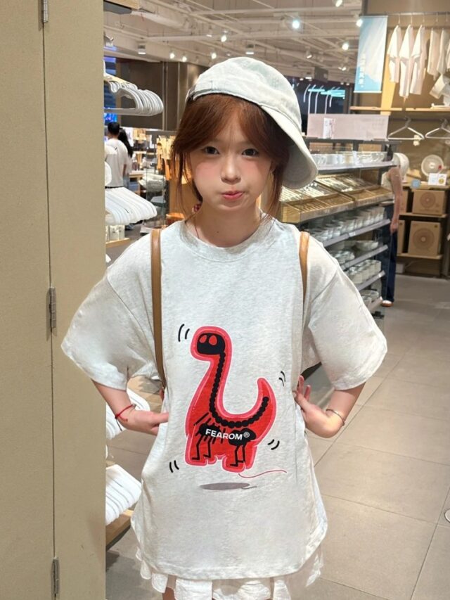 ảnh bé gái mặc áo đỏ vui vẻ trong sân nhà