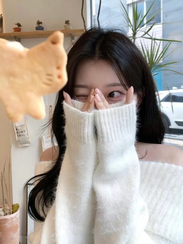 Cô gái Hàn Quốc mặc áo len trắng che mặt đáng yêu