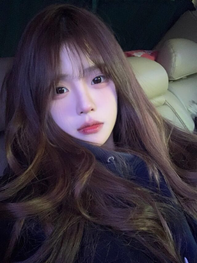 nàng tóc xoăn chụp ảnh trong không gian tối