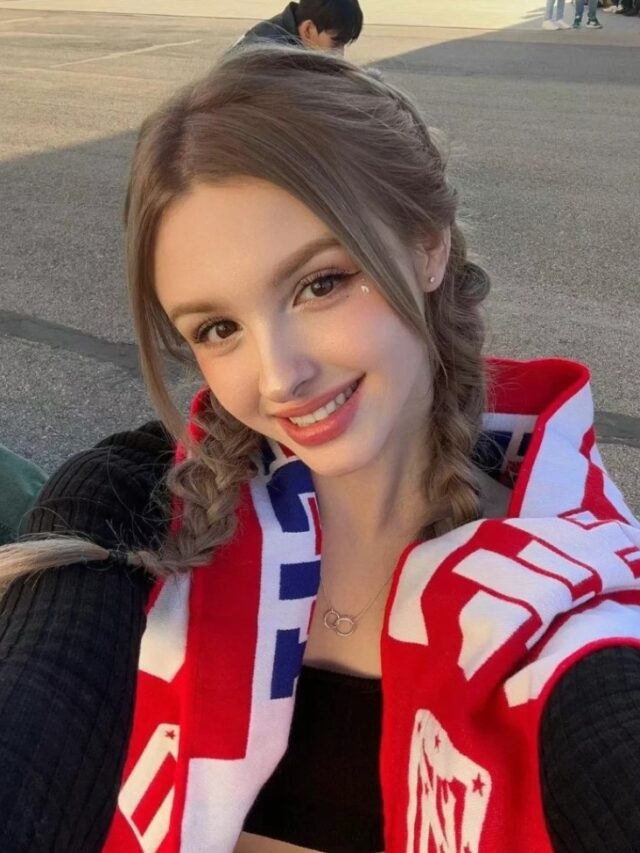 cô gái châu Âu mặc trang phục đơn giản nhưng tinh tế