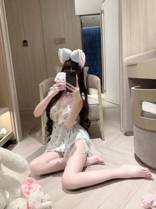 Cô gái diện váy ngủ ngồi bệt dưới sàn