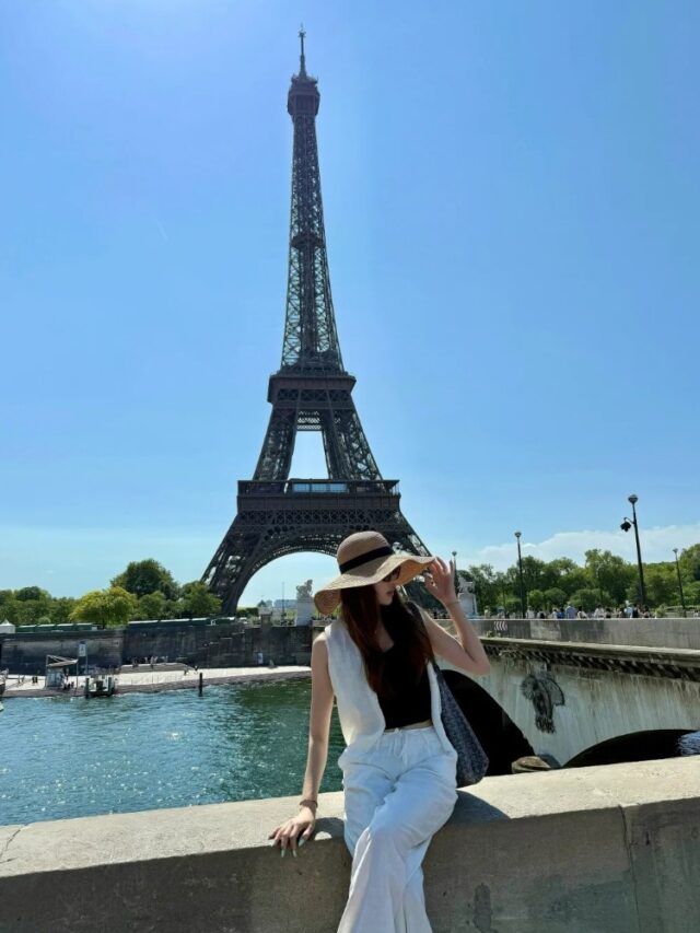 Cô gái Pháp tạo dáng trước tháp Eiffel