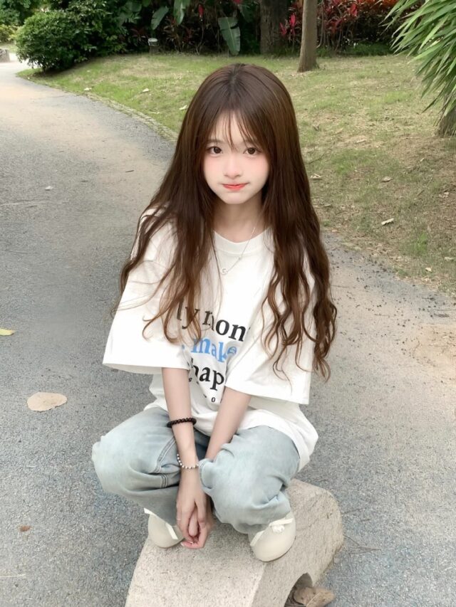 Học sinh ngồi chụp ảnh