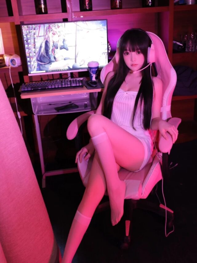 Cô nàng tạo dáng trước máy tính khi lên sóng