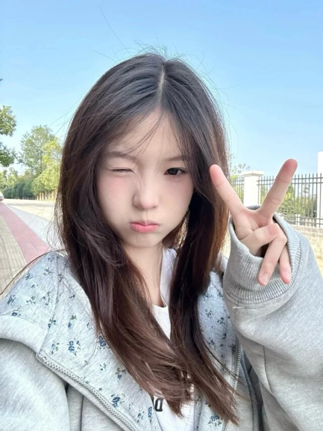 Tư thế tạo dáng chữ V của bạn nữ học đường