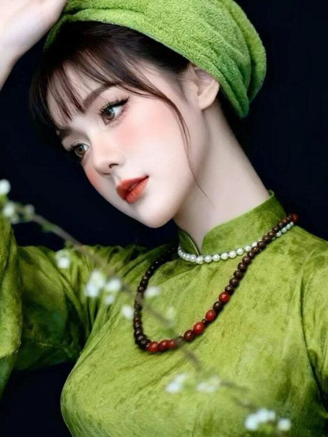Cô gái mặc áo dài xanh lá tạo dáng nghệ thuật