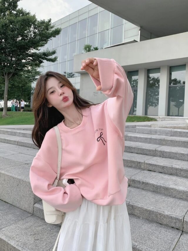 cô gái diện áo khoác pinky ngoài trời