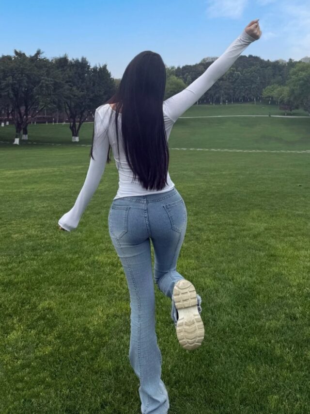 Cô nàng mặc quần bó sát dạo bước ngoài trời