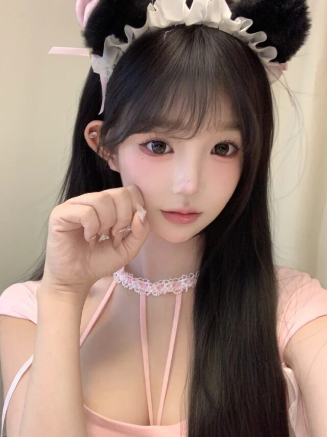 cô gái chụp cận mặt với tóc dài