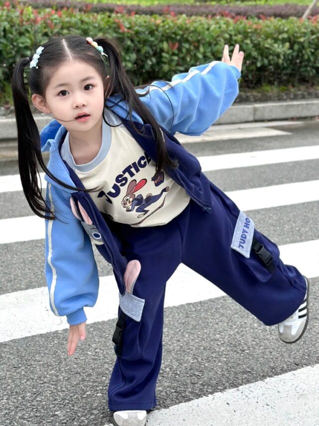 bé gái pose kiểu năng động trên đường