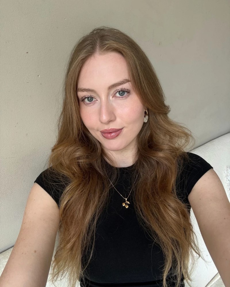 cô gái tóc vàng châu Âu với gương mặt sắc sảo