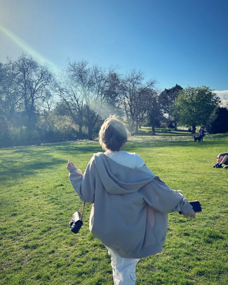 người mẫu châu Âu pose ảnh ngoài trời với ánh nắng