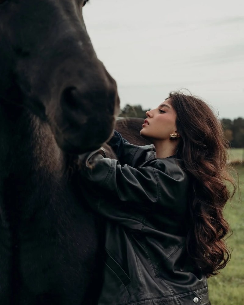 người mẫu châu Âu chụp ảnh góc nghiêng nhẹ nhàng