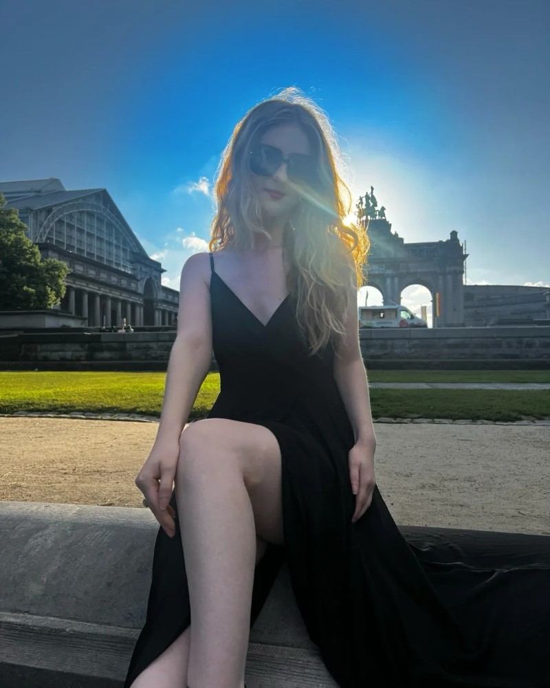 cô gái châu Âu tóc nâu tạo dáng tự nhiên