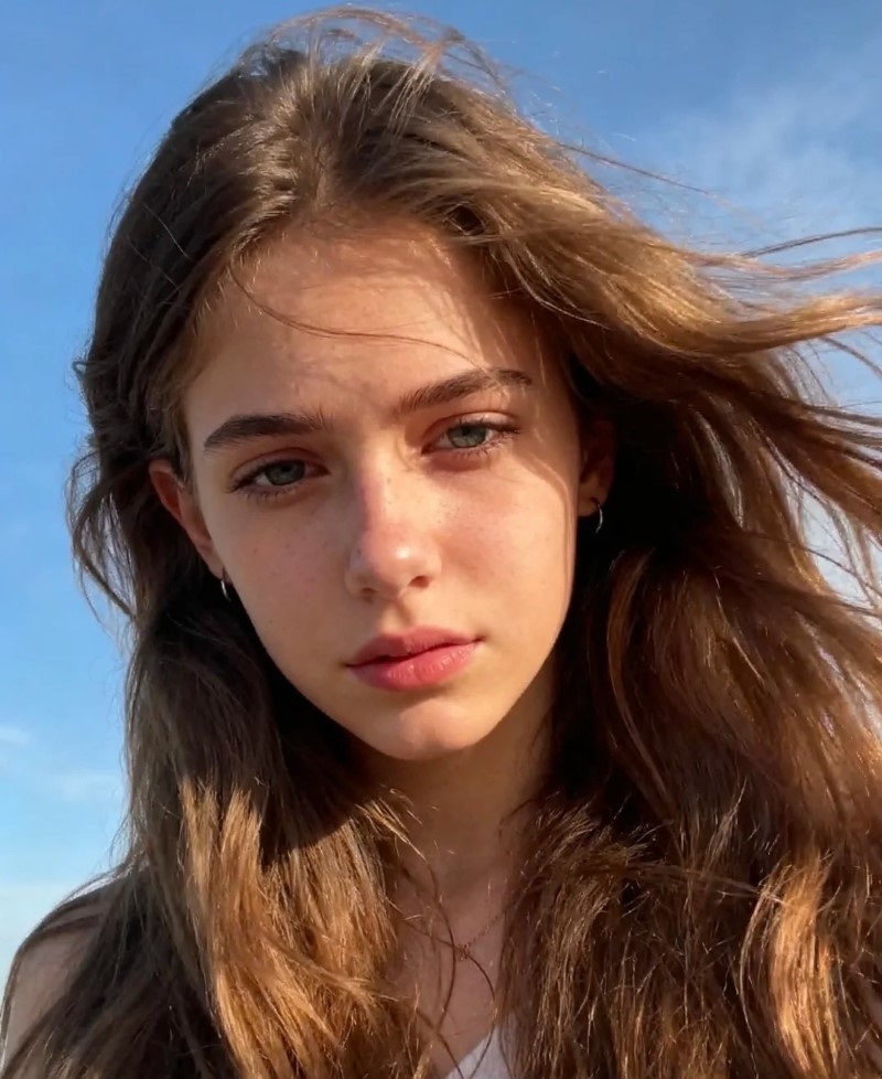 cô gái châu Âu tóc nâu có khuôn mặt đẹp