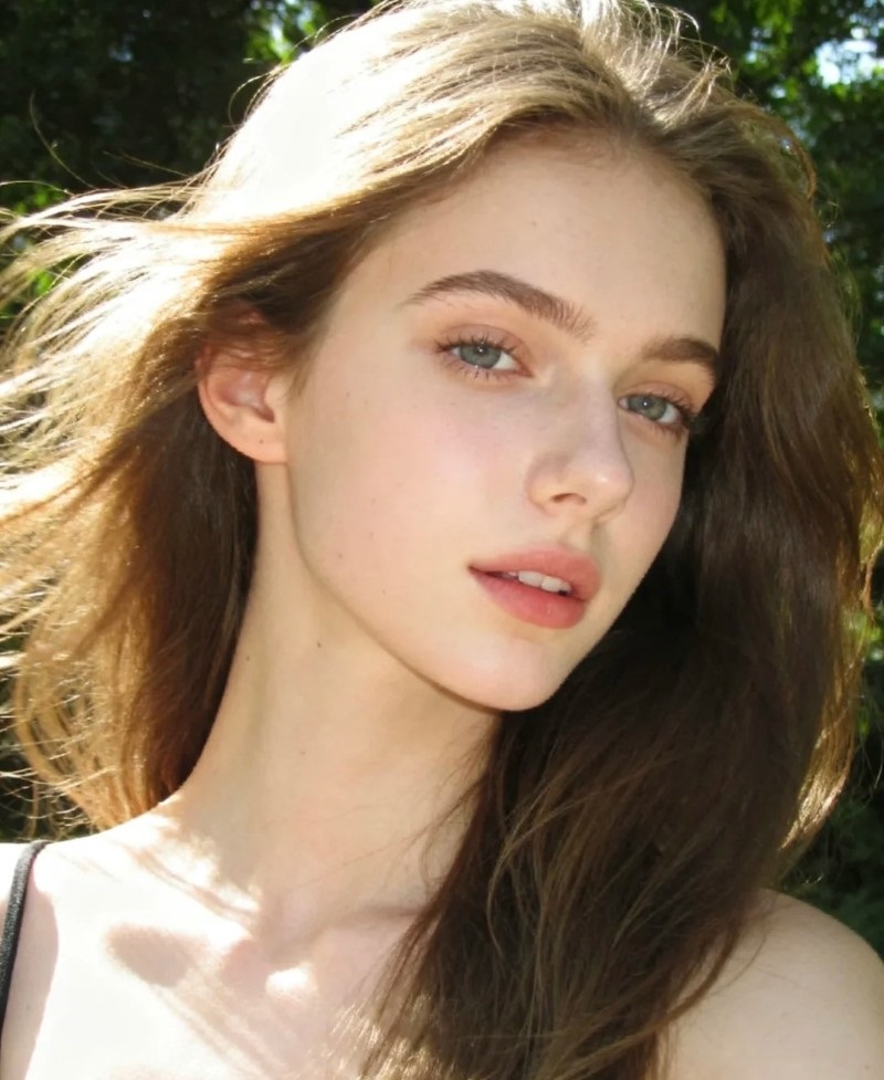 cô gái châu Âu tóc vàng có ánh nắng chiếu vào