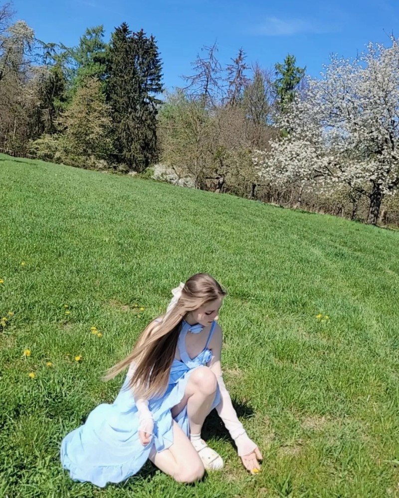 người mẫu châu Âu tạo dáng trên bãi cỏ xanh