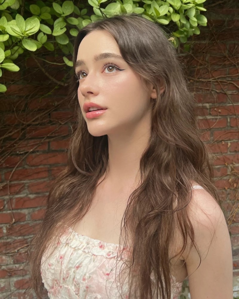 người mẫu châu Âu tạo dáng bên con đường đá