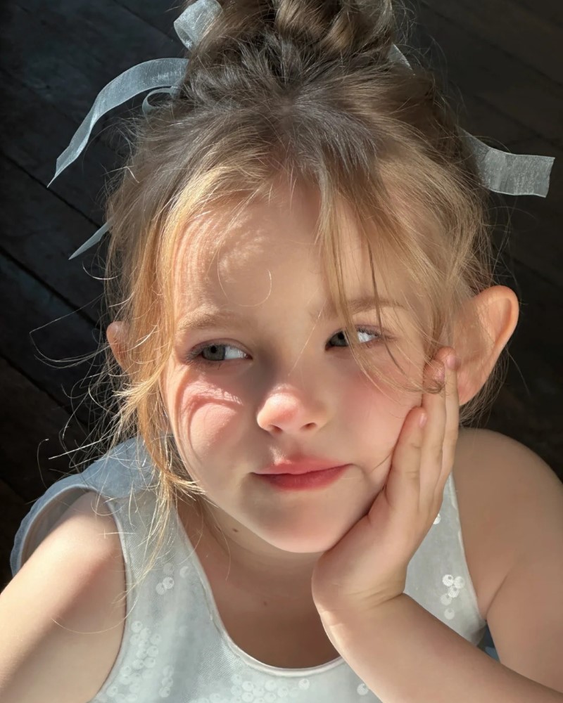 cô gái châu Âu với nụ cười nhẹ và ánh mắt sâu