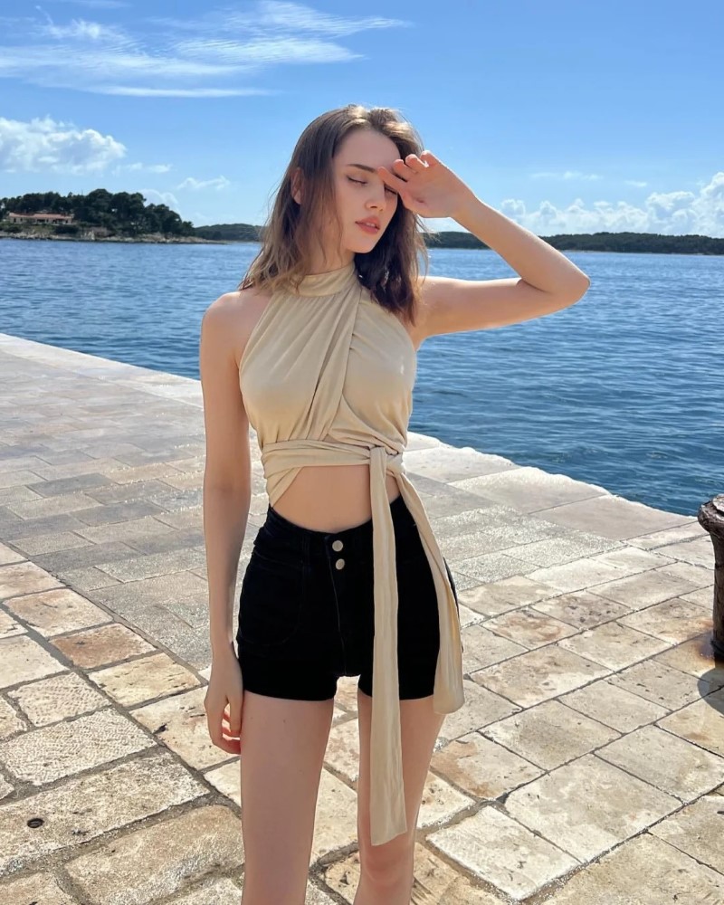 cô gái châu Âu chụp ảnh bên bờ biển