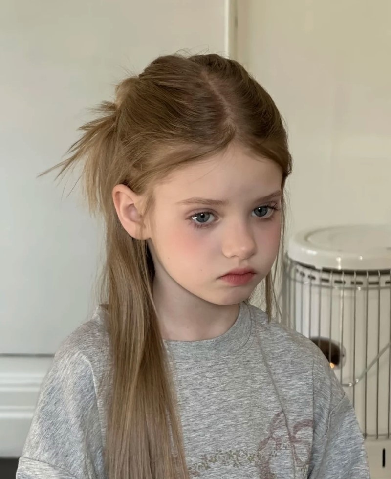 em bé châu Âu tạo dáng với phong cách trẻ trung