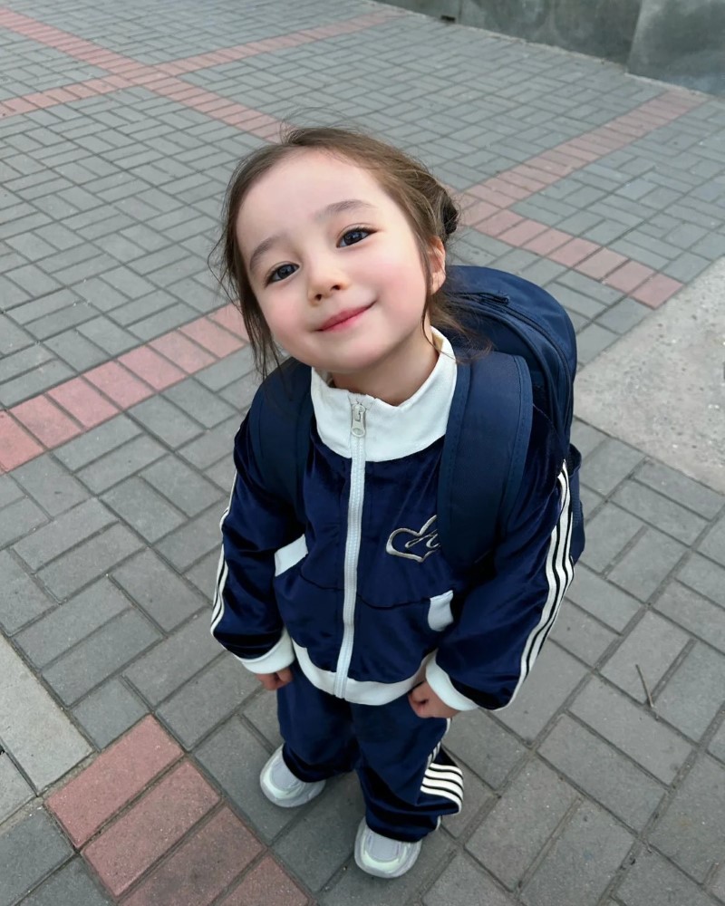 em bé châu âu cười dễ thương