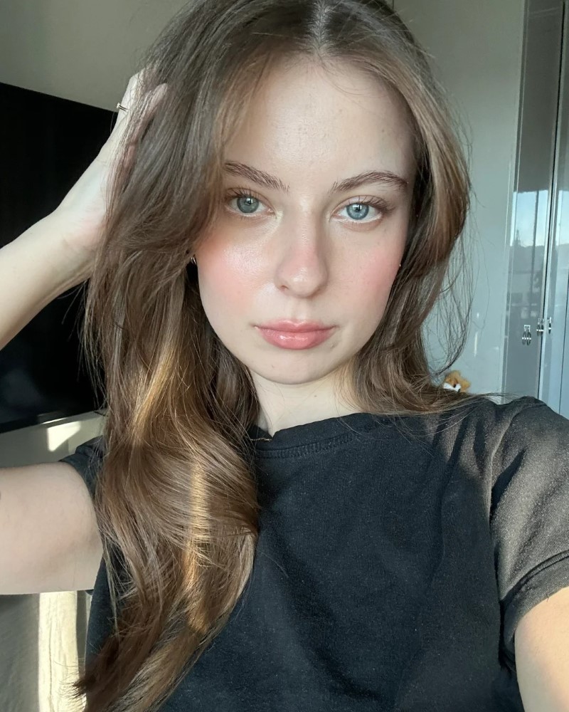 Nhân vật nữ thể hiện phong thái phóng khoáng