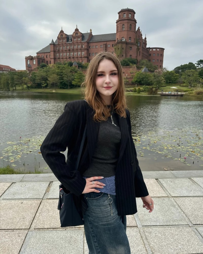 Nhân vật nữ mặc áo len dạo phố