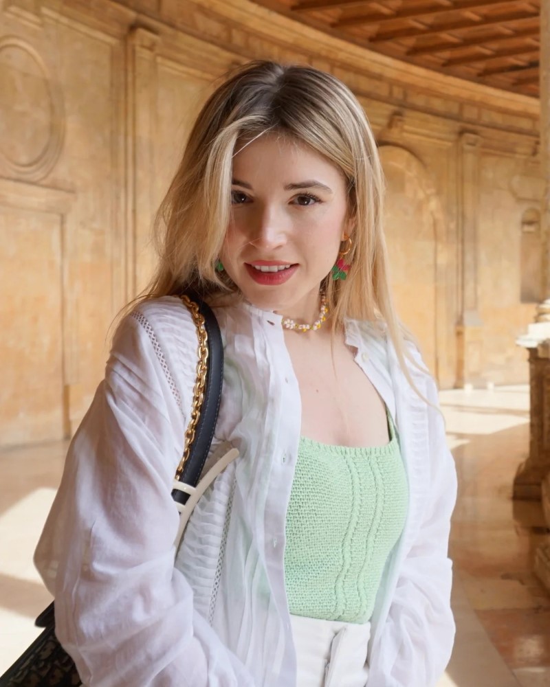 cô gái mặc váy trắng giữa khung cảnh cổ điển